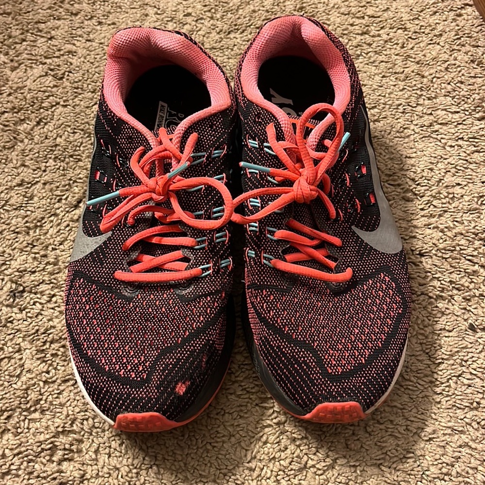 Size 9 1/2 nike zoom sneaker. Been used a good amount of times very comfortable
